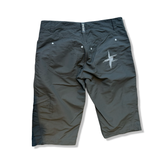 Gröna shorts från Peak Performance modell 3xdry i dammodell M, fotograferade bakifrån mot vit bakgrund.