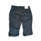 Baksidan av blå Houdini-shorts för dam i modell M, fotograferade mot en vit bakgrund.