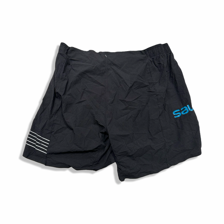 Grå träningsshorts från Salomon S/LAB för herr, fotograferade framifrån mot en vit bakgrund.