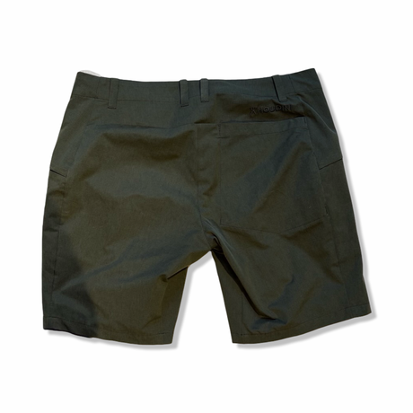 Baksidan av gröna Houdini Daybreak-shorts för dam med fickdetaljer, fotograferade mot en vit bakgrund.