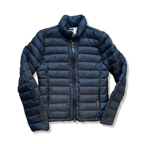 Blå dunjacka från Woolrich i storlek L, fotograferad framifrån mot en vit bakgrund.