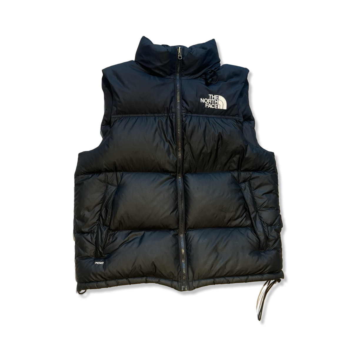 Svart The North Face-dunväst för herr med hög krage, quiltad design och dragkedja framifrån mot vit bakgrund.