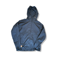 Blå anorak för dam från Fjällräven High Coast Lite i modell S, fotograferad framifrån mot en vit bakgrund.