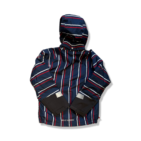 Baksidan av en blå, röd och vit randig skidjacka från Helly Hansen för barn med huva, fotograferad mot vit bakgrund.
