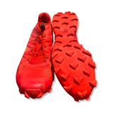 Ett par röda löparskor Salomon Speedcross 5 för herr, visade uppifrån och med sulan synlig mot vit bakgrund.