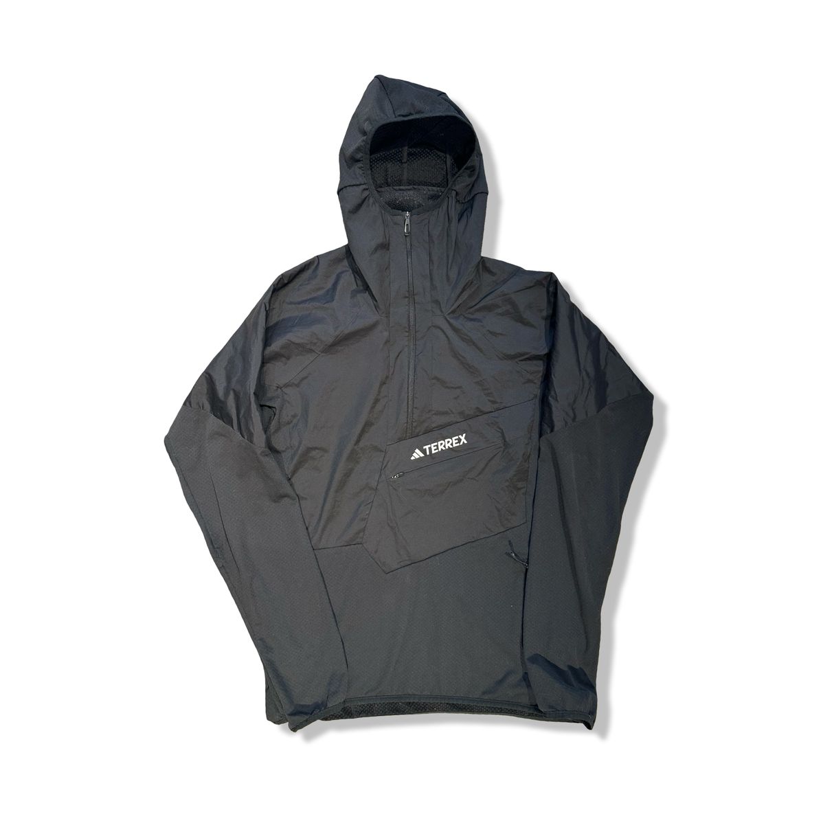 Svart Adidas Terrex windstopperjacka för herr med huva och bröstficka, fotograferad framifrån mot en vit bakgrund.