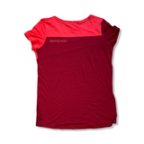 Baksidan av en vinröd Ortovox T-shirt för dam med logotyp, fotograferad mot en vit bakgrund.