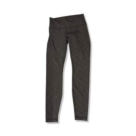 Grå träningstights från Lululemon i dammodell, fotograferade framifrån mot en vit bakgrund.