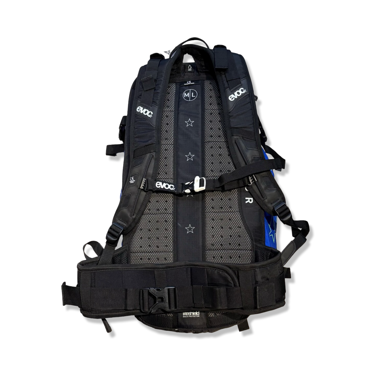Baksidan av en blå och svart Evoc Freeride Guide 30L ryggsäck för unisex med vadderat bärsystem, fotograferad mot en vit bakgrund.