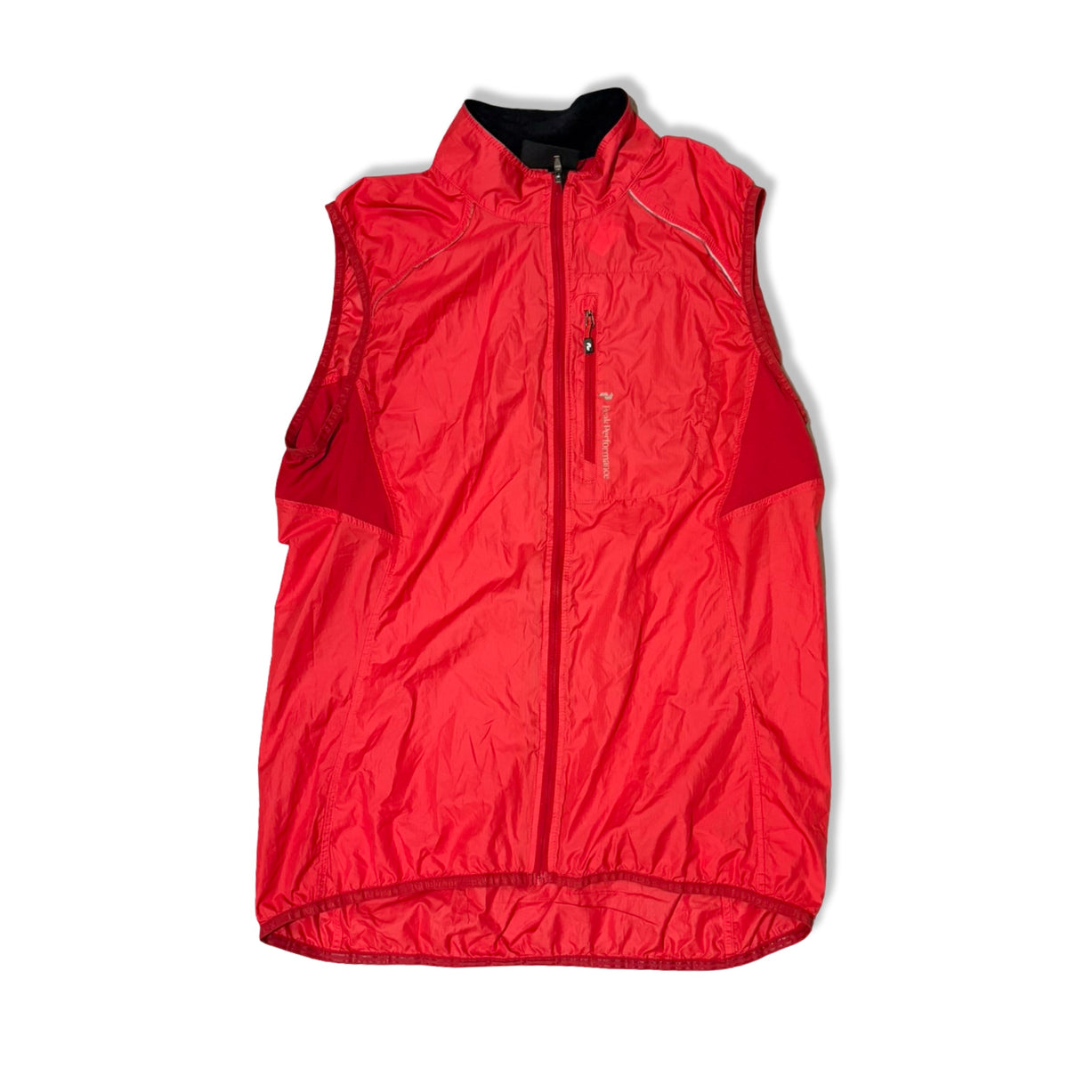 Röd Peak Performance Biegga Vest windstopperväst för herr med dragkedja, fotograferad framifrån mot vit bakgrund.