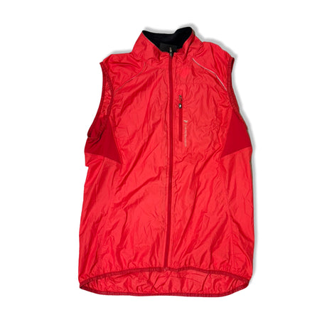 Röd Peak Performance Biegga Vest windstopperväst för herr med dragkedja, fotograferad framifrån mot vit bakgrund.