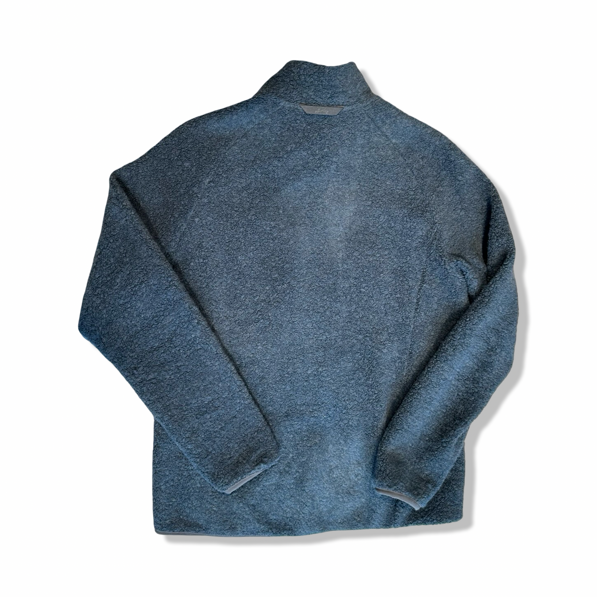 Baksidan av blå fleececardigan Lundhags Flok Wool för dam i storlek M, visad mot vit bakgrund.