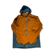 Orange och mörkblå softshelljacka från Mountain Hardwear för herr i modell M, fotograferad framifrån mot vit bakgrund.
