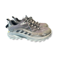 Grå vandringsskor Merrell Moab Speed 2, fotograferade från sidan mot en vit bakgrund.
