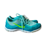 Turkosa träningsskor Nike Flex Trainer 6 för dam i storlek 38, fotograferade från sidan mot en vit bakgrund.