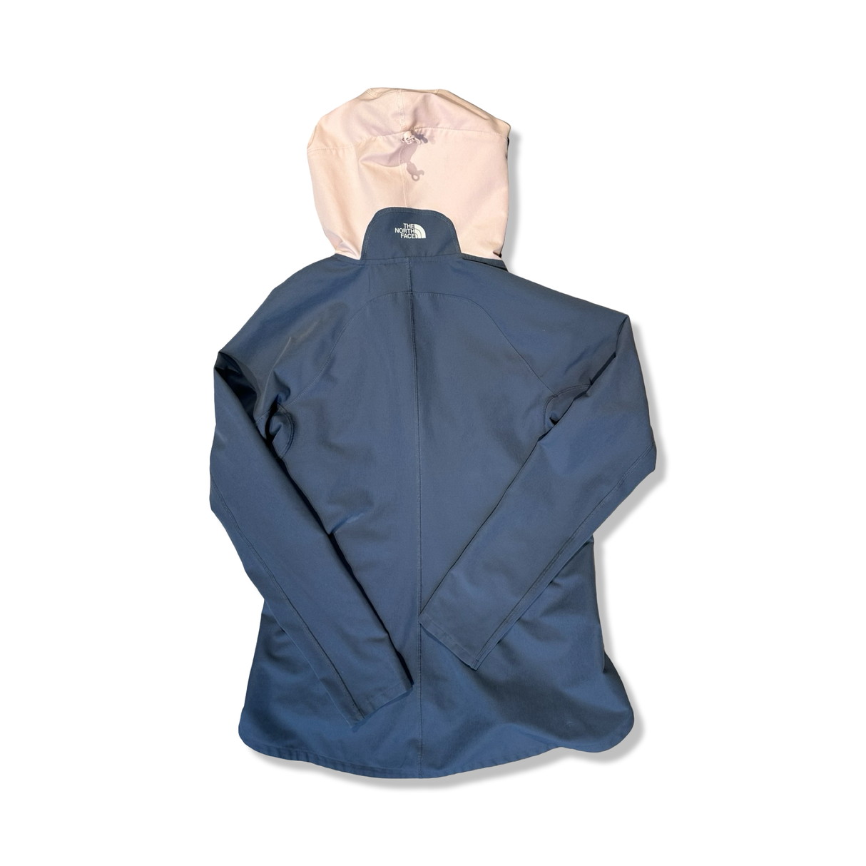 Baksidan av en grå och rosa windstopperjacka från The North Face i dammodell M, fotograferad mot vit bakgrund.