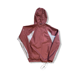 Rosa och vit skaljacka Peak Performance W Trail 3L Hipe Jacket för dam, sedd bakifrån mot vit bakgrund.