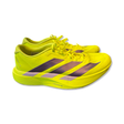 Gula Adidas adizero evo SL löparskor för herr med lila detaljer och tjock sula, fotograferade från sidan mot vit bakgrund.