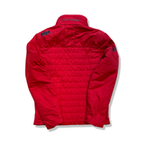 Baksidan av en röd syntetjacka från Helly Hansen för dam, fotograferad mot en vit bakgrund.