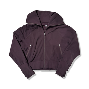 Vinröd träningsjacka Casall Warm Training Jacket för dam, fotograferad framifrån mot en vit bakgrund.