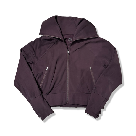 Vinröd träningsjacka Casall Warm Training Jacket för dam, fotograferad framifrån mot en vit bakgrund.