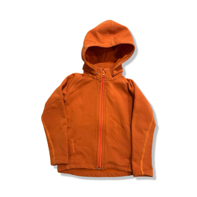 Orange Houdini fleececardigan för barn med huva och dragkedja, fotograferad framifrån mot en vit bakgrund.