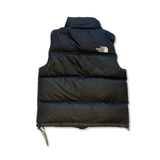 Svart quiltad vadderad väst från The North Face med hög krage och logotyp, fotograferad bakifrån mot vit bakgrund.
