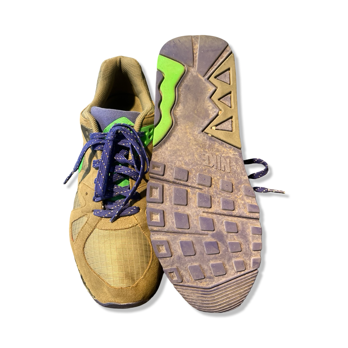 Nike Air Structure Triax 91-sneakers i olivgrönt med lila snören och gröna detaljer, där en sko visar sulan.