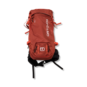 Orangefärgad ryggsäck Ortovox Peak 35 för unisex, fotograferad framifrån mot vit bakgrund.