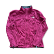 Rosa fleececardigan för dam från The North Face med dragkedja, fotograferad framifrån mot vit bakgrund.