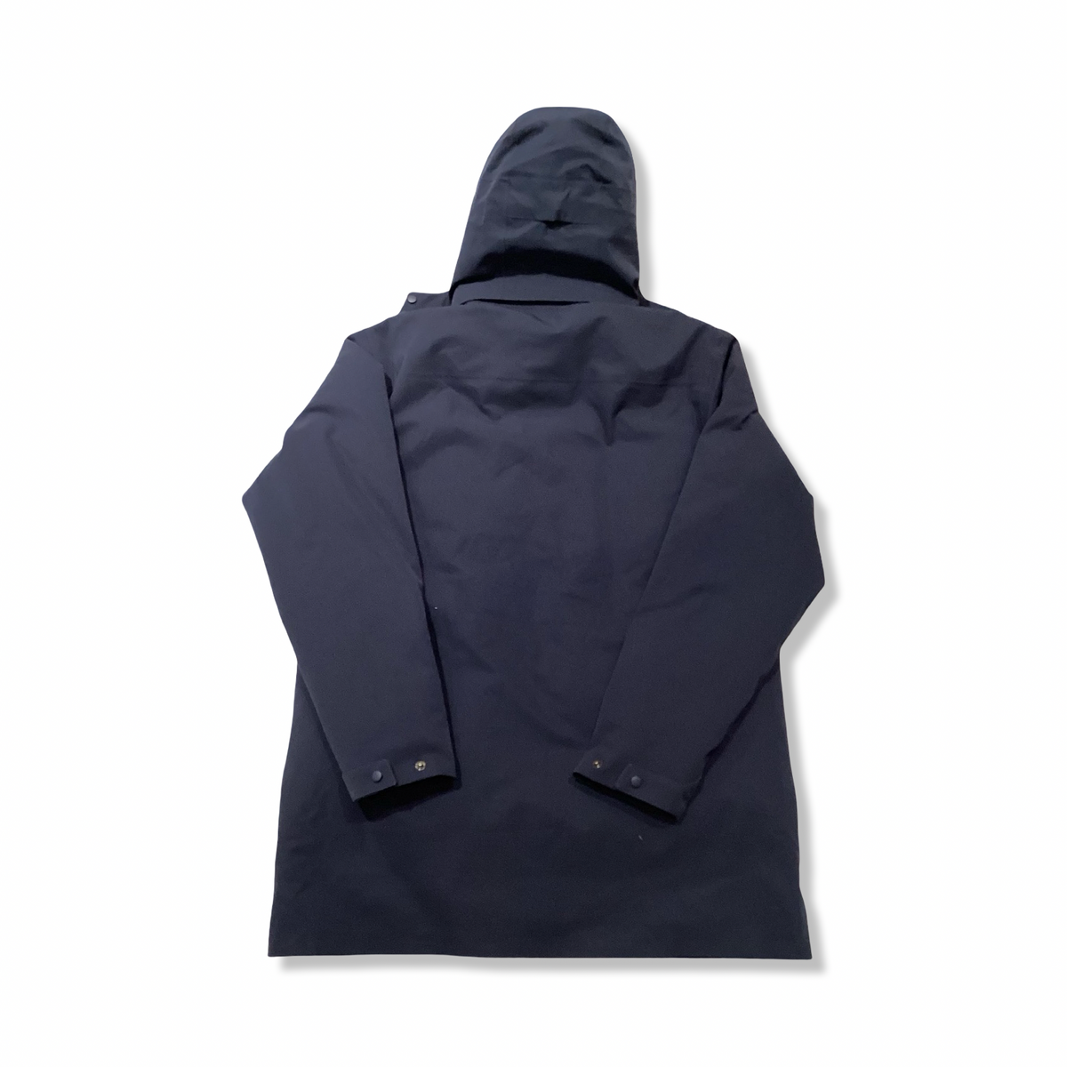 Baksidan av en blå Patagonia Tres 3-in-1 parkas för herr med huva, fotograferad mot en vit bakgrund.