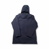 Baksidan av en blå Patagonia Tres 3-in-1 parkas för herr med huva, fotograferad mot en vit bakgrund.