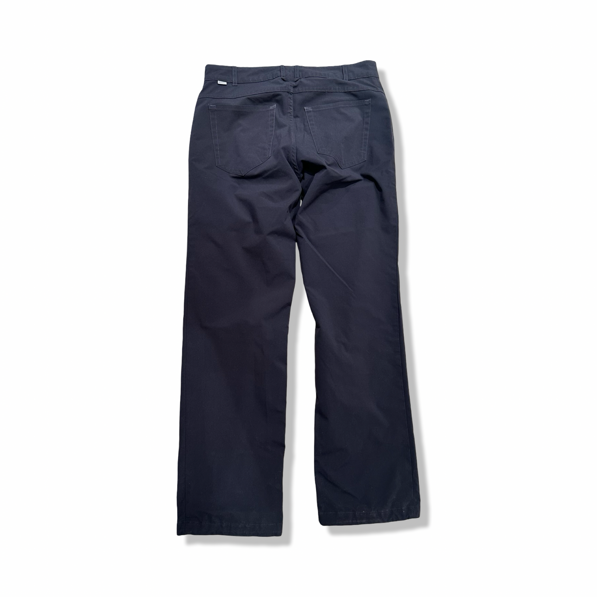 Baksidan av ett par grå damcyklar eller byxor från Houdini, modell Dock Pants, visade mot en vit bakgrund.