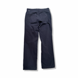 Baksidan av ett par grå damcyklar eller byxor från Houdini, modell Dock Pants, visade mot en vit bakgrund.