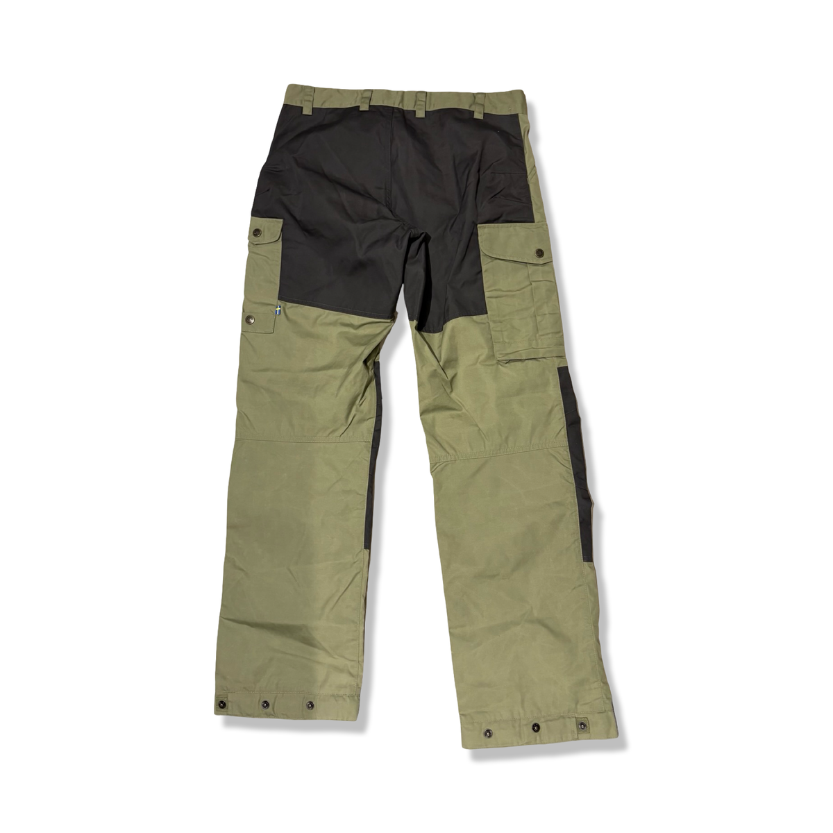 Baksidan av gröna och svarta Fjällräven Keb Trousers för herr med benfickor, fotograferade mot en vit bakgrund.