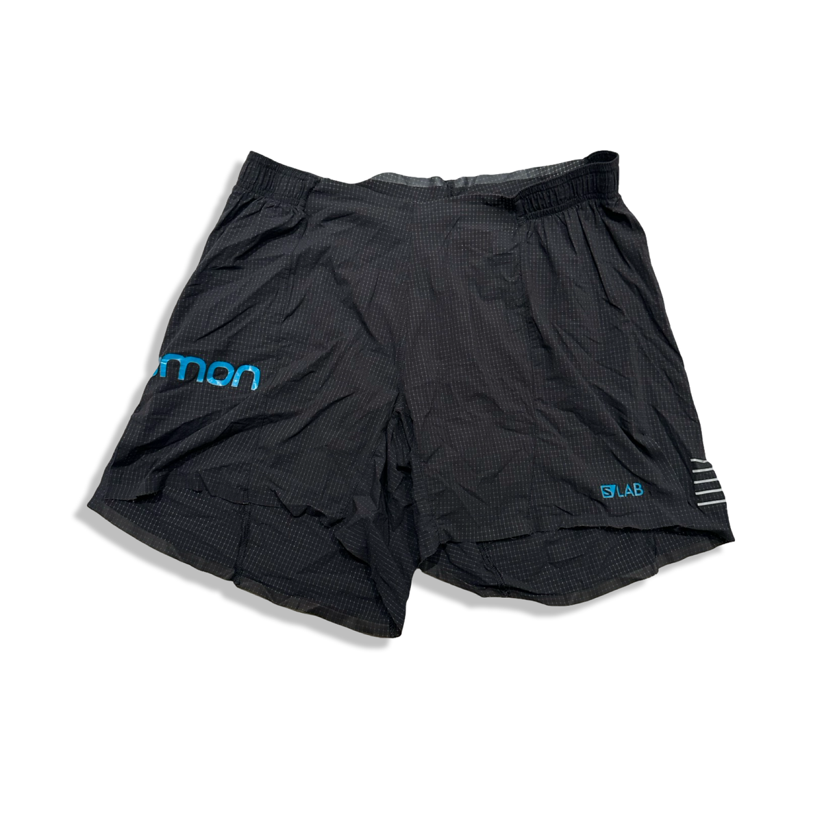Grå träningsshorts Salomon S/LAB för herr, fotograferade framifrån mot en vit bakgrund.