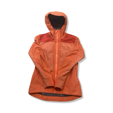 Orange skaljacka i Gore-Tex Pro med huva för dam, fotograferad framifrån mot en vit bakgrund.