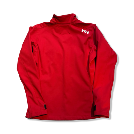 Baksidan av en röd softshelljacka från Helly Hansen för dam med vit logotyp, fotograferad mot en vit bakgrund.