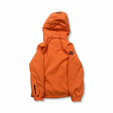 Baksidan av en orange EQPE skidjacka med huva, fotograferad mot en vit bakgrund.
