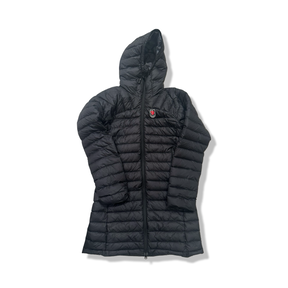 Svart Fjällräven snowflake parka dunjacka för dam med huva, fotograferad framifrån mot en vit bakgrund.