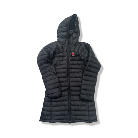 Svart Fjällräven snowflake parka dunjacka för dam med huva, fotograferad framifrån mot en vit bakgrund.
