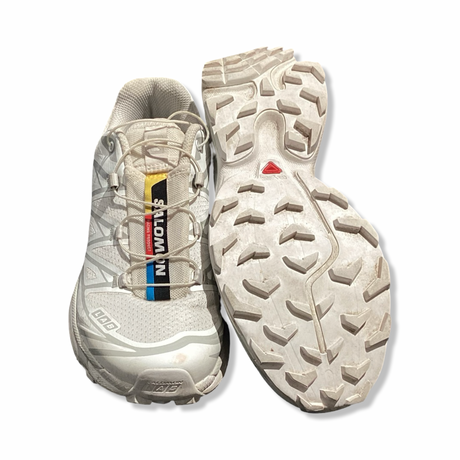 Vita löparskor Salomon LAB XT-6 för dam, visade uppifrån med fokus på ovandel och yttersula mot en vit bakgrund.