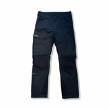 Svara funktionsbyxor från Lundhags Traverse Pant för dam, fotograferade framifrån mot en vit bakgrund.