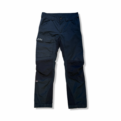 Svara funktionsbyxor från Lundhags Traverse Pant för dam, fotograferade framifrån mot en vit bakgrund.