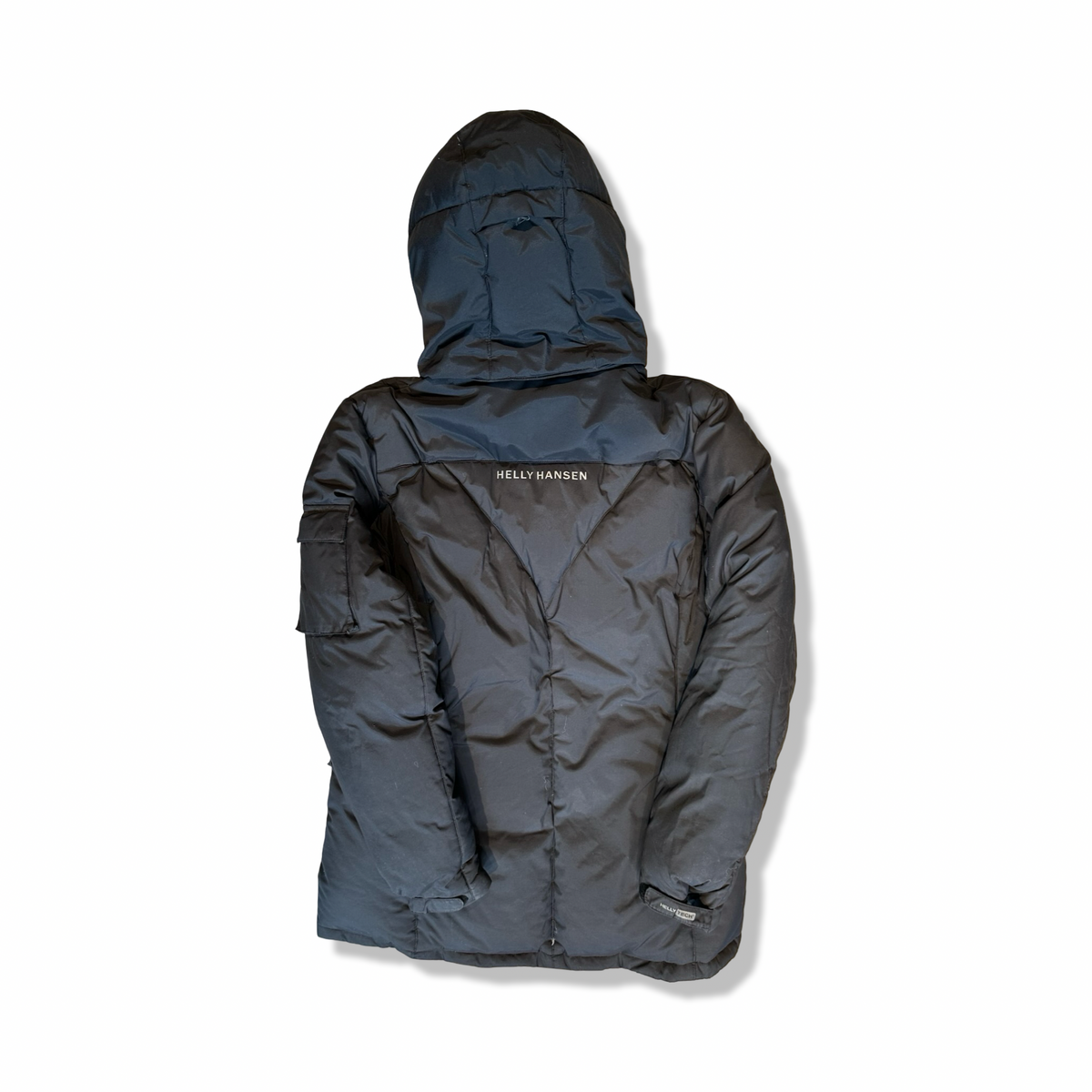Baksidan av en svart Helly Hansen dunjacka för dam med huva, fotograferad mot en vit bakgrund.