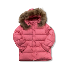 Rosa dunjacka från Moncler med huva prydd med pälskant för barn, fotograferad framifrån mot en vit bakgrund.