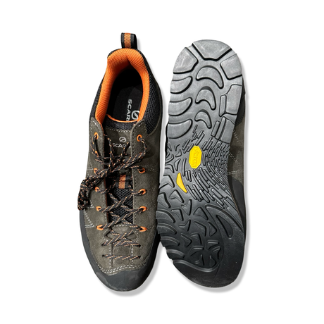Ett par grå vandringsskor från Scarpa Crux för herr, visade uppifrån med fokus på ovansida och yttersula mot en vit bakgrund.