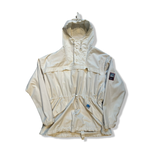 Vit Helly Hansen retro anorak med huva och dragsko i midjan, fotograferad framifrån mot vit bakgrund.
