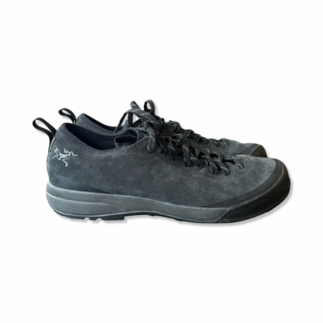 Black Arc'teryx Acrux SI Leather men's hiking shoes, photographed from the side against a white background.