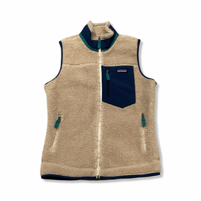 Beige och blå Patagonia Classic Retro-X väst för dam, fotograferad framifrån mot en vit bakgrund.